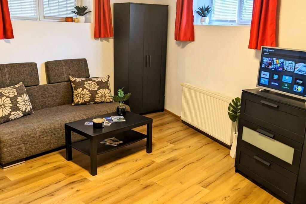 Cosy One Bedroom Flat With Free Parking & Wifi 克卢日-纳波卡 外观 照片